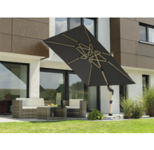 Szene im Garten mit Ampelschirm, Sitzgruppe und Hausfassade