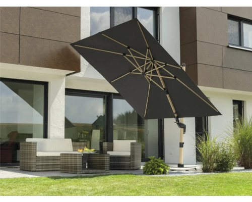 Szene im Garten mit Ampelschirm, Sitzgruppe und Hausfassade