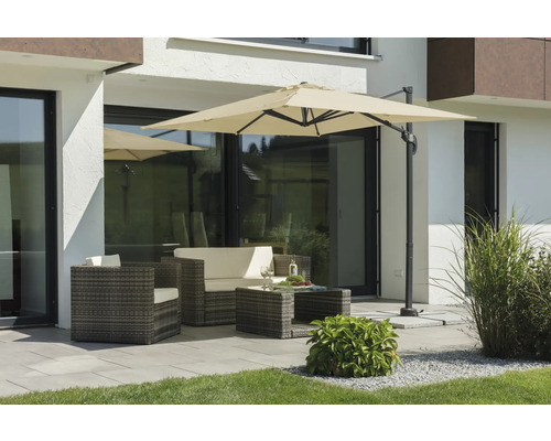 Terrasse mit Gartensitzgruppe, bestehend aus Sofa, Sessel und Tisch unter einem Sonnenschirm
