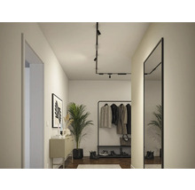 Flur mit Garderobe, Spiegel, Kommode, Dekoration und Beleuchtung