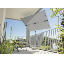 Quadratischer Sonnenschirm auf einem Balkon mit Stuhl