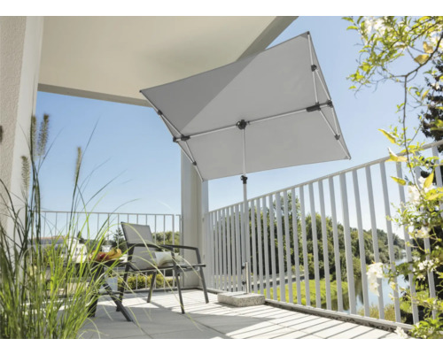 Quadratischer Sonnenschirm auf einem Balkon mit Stuhl