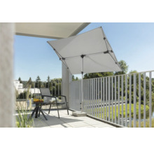 Quadratischer Sonnenschirm auf einem Balkon mit Sitzgelegenheit