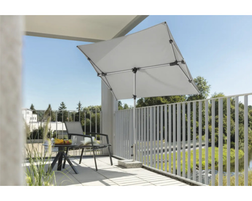 Quadratischer Sonnenschirm auf einem Balkon mit Sitzgelegenheit