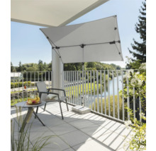 Balkonszene mit Sonnenschirm, Stuhl und Tisch für den Außenbereich