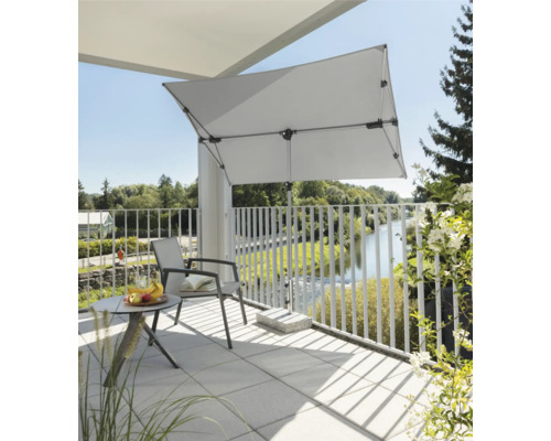 Balkonszene mit Sonnenschirm, Stuhl und Tisch für den Außenbereich