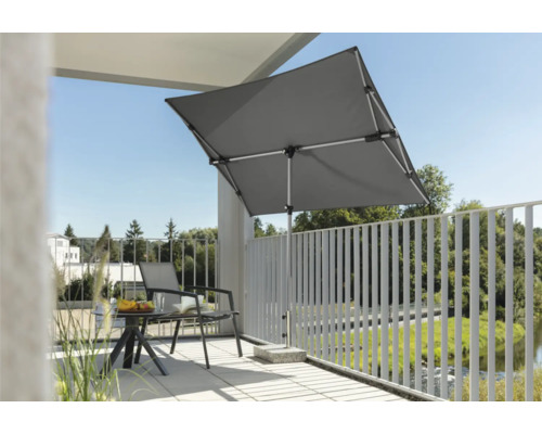 Balkonszene mit einem rechteckigen Sonnenschirm, Tisch und Stuhl für den Außenbereich.