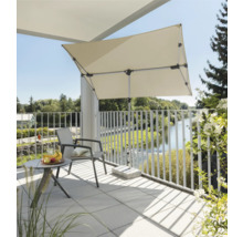 Balkon mit Markise, Stuhl und Tisch mit Obst