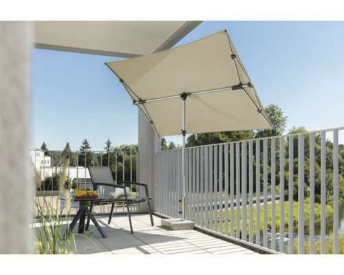 Quadratischer Sonnenschirm auf einer Terrasse mit Tisch und Stuhl