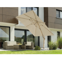 Szene mit einem beigen Sonnenschirm, einer Sitzgruppe im Freien und einem modernen Haus