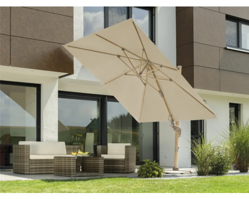 Szene mit einem beigen Sonnenschirm, einer Sitzgruppe im Freien und einem modernen Haus