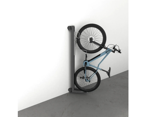Fahrradlift mit zwei Fahrrädern an einer Wand montiert
