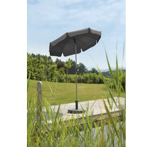 Grauer Sonnenschirm auf einer Holzterrasse im Garten.