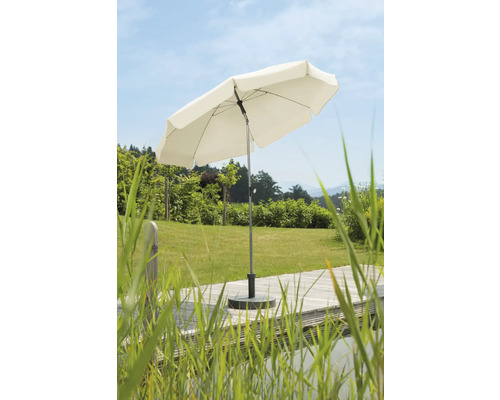 Gartenszene mit einem Sonnenschirm