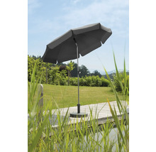 Grauer Gartenschirm auf einer Terrasse