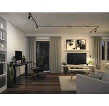 Wohnzimmer mit Schreibtisch, Sofa und schwarzem Schienensystem mit Strahlern zur Deckenbeleuchtung