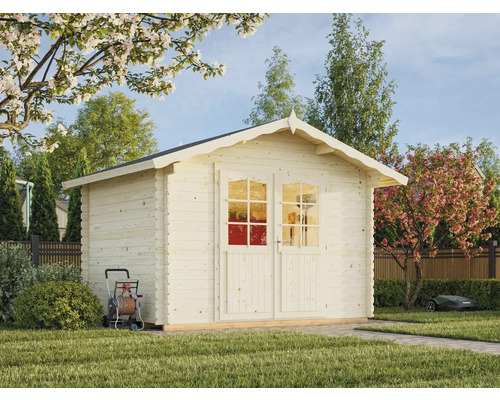 Gartenhaus Palmako Vivian inkl. Fußboden Unterkonstruktion 300 x 240 cm Garten Szene mit Holzgartenhaus, Rasenmäher und Gartenschlauchwagen.
