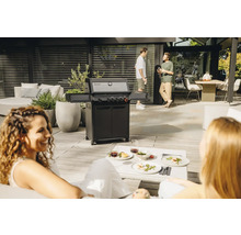 Außenbereich mit Gasgrill, Sitzgelegenheiten und Menschen