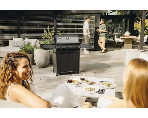 Außenbereich mit Gasgrill, Sitzgelegenheiten und Menschen