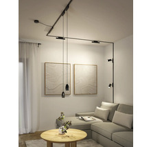 Wohnzimmer mit linearem Schienensystem und Pendelleuchten