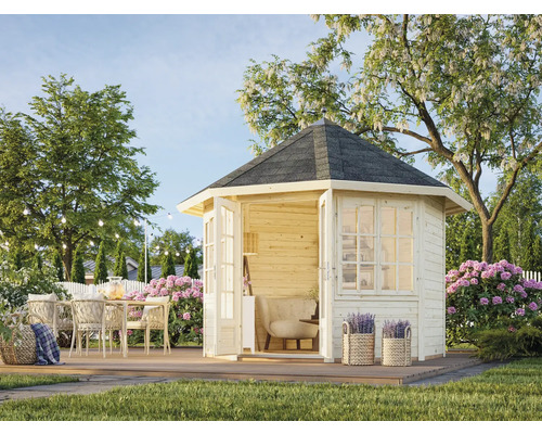 Gartenansicht mit Holzpavillon, Terrassenmöbeln und üppiger Bepflanzung