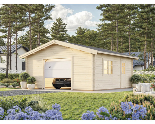 Holzgarage mit teilweise geöffnetem Tor, Fenster und Tür in Gartenlandschaft