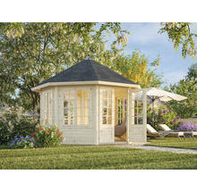 Gartenpavillon aus Holz mit geöffneten Türen in grüner Gartenumgebung.