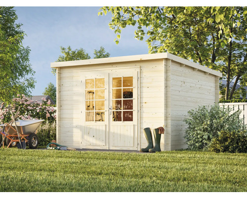 Holzgartenhaus mit Doppeltür und Gartengeräten im Garten