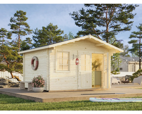 Holzgartenhaus mit Fenster und offener Tür auf einer Holzterrasse