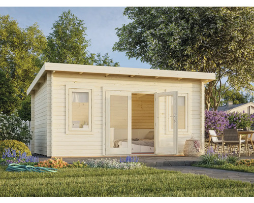 Holzgartenhaus mit Fenstern und Doppeltür in einem Garten.