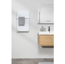 Modernes Badezimmer mit Handtuchwärmer, Waschbeckenunterschrank und Spiegel