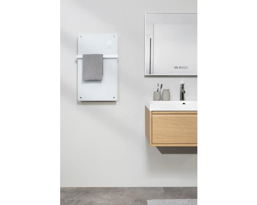 Modernes Badezimmer mit Handtuchwärmer, Waschbeckenunterschrank und Spiegel