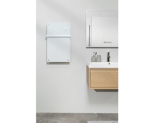 Modernes Badezimmer mit Heizkörper, Spiegelschrank und Waschtischunterschrank