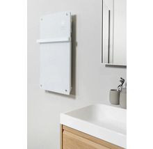 Modernes Badezimmer mit Glasheizkörper, Waschbecken und Spiegel