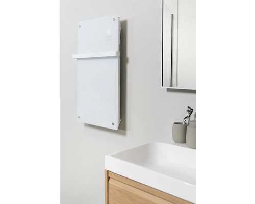 Modernes Badezimmer mit Glasheizkörper, Waschbecken und Spiegel