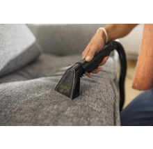 Reinigung einer Couch mit einem Kärcher Polsterreiniger