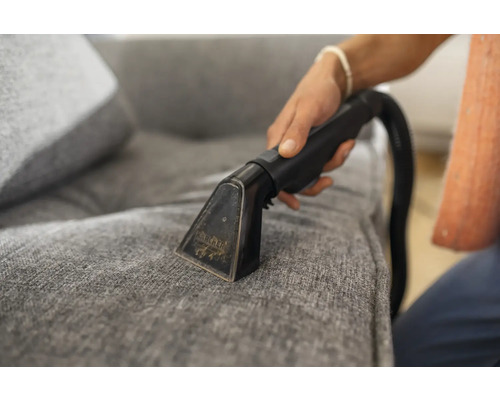 Reinigung einer Couch mit einem Kärcher Polsterreiniger