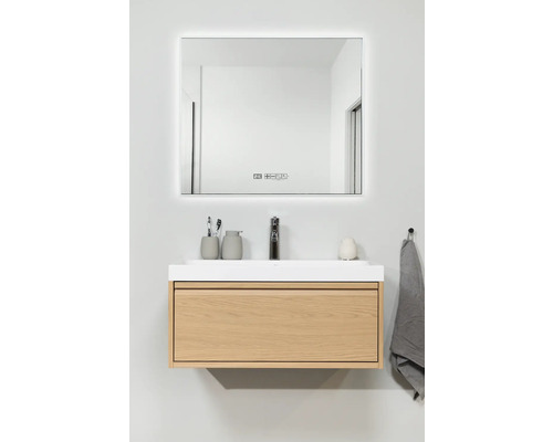 Waschtisch mit Spiegel, Armatur und Handtuch