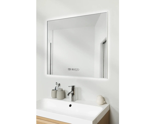 Badezimmer mit beleuchtetem Spiegel, Waschbecken und Armatur