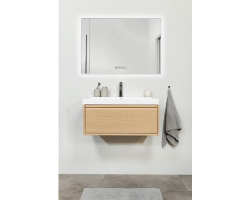 Badezimmer mit Waschtischunterschrank, Aufsatzwaschbecken und Spiegel