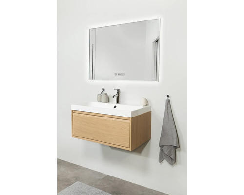 Waschtisch mit Spiegel und Unterschrank im Badezimmer