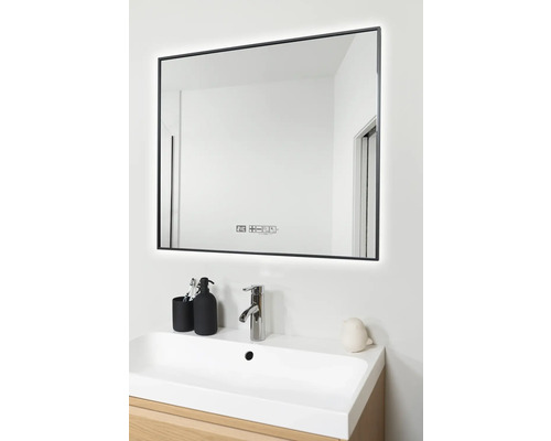 Badezimmerwaschtisch mit beleuchtetem Spiegel, Armatur und Badaccessoires