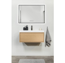 Badezimmer mit Waschtischunterschrank, Waschbecken, Spiegel und Accessoires für eine moderne Badezimmereinrichtung.