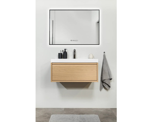 Badezimmer mit Waschtischunterschrank, Waschbecken, Spiegel und Accessoires für eine moderne Badezimmereinrichtung.