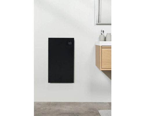 Schwarzer Wandkonvektor mit digitaler Anzeige in einem Badezimmer