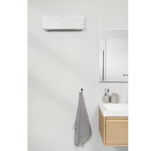 Modernes Badezimmer mit Klimaanlage, Spiegel, Waschbeckenunterschrank und Handtuch