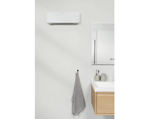 Modernes Badezimmer mit Klimaanlage, Spiegel, Waschbeckenunterschrank und Handtuch