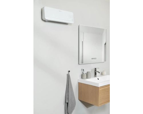 Badezimmer mit Klimaanlage, Waschbeckenunterschrank und Spiegel