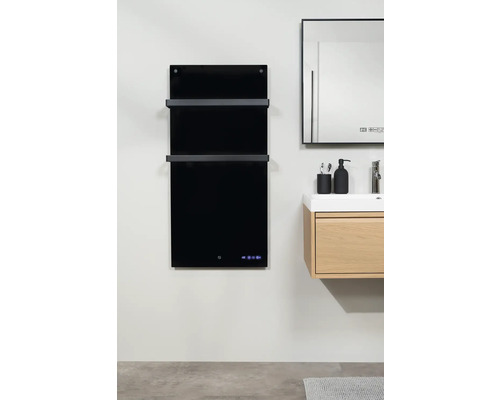 Badezimmer mit schwarzem Handtuchwärmer, Spiegel und Waschtischunterschrank