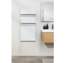 Modernes Badezimmer mit Handtuchwärmer, Waschbecken und Spiegel